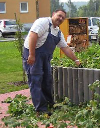 Reinhard Ackermann bei der Arbeit im Sinngarten